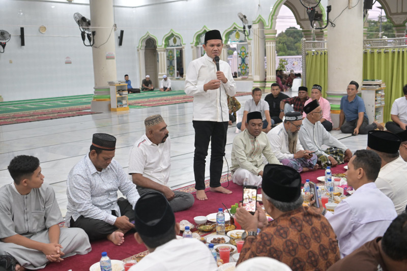 Wagub Aceh Hadiri Buka Puasa di Teupin Raya, Ratusan Warga Ikut Mendoakan Abu Razak