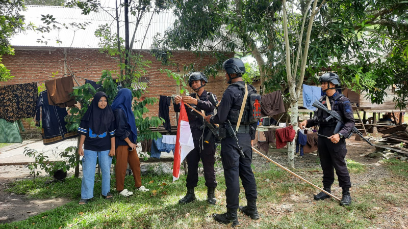 olda Aceh Bagikan Bendera Merah Putih untuk Masyarakat
