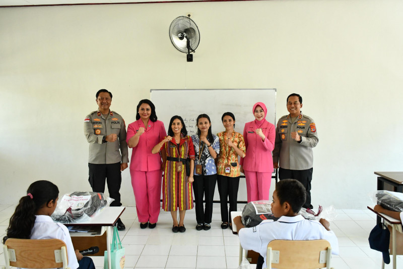 Kapolda NTT Nyalakan Semangat Belajar 100 Siswa SRM 19 Naibonat, Wujudkan Visi Prabowo untuk Pendidikan Indonesia Unggul