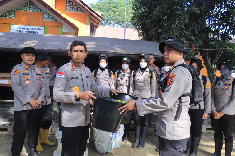 Kapolda Aceh Serahkan Perangkat Korve kepada Taruna Akpol Peserta Latsitadarnus XLVI di Aceh Tamiang