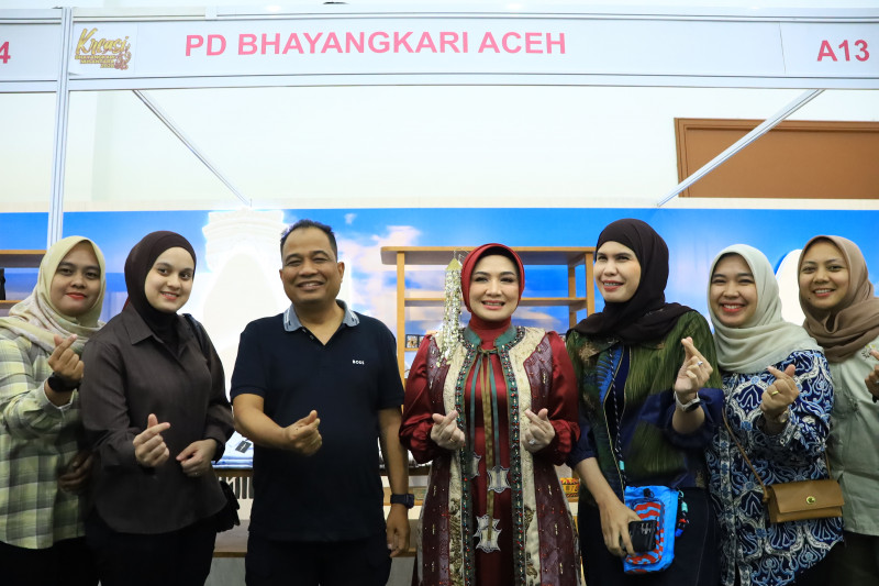 Kapolda Aceh Kunjungi Stan Bhayangkari Daerah Aceh di Bazar Kreasi Bhayangkari Nusantara 2026