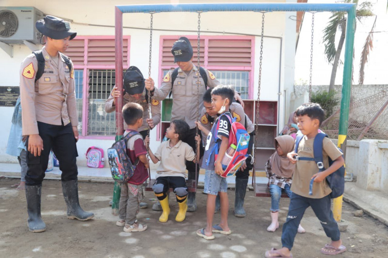 Murid TK Bhayangkari Aceh Tamiang Antusias Bermain Bersama Taruna Akpol Peserta Latsitardanus