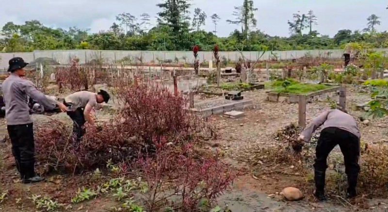 Gotong Royong Bersama Satgas Ops Damai Cartenz, Warga Mimika Rasakan Manfaat Akses Pemakaman yang Lebih Baik