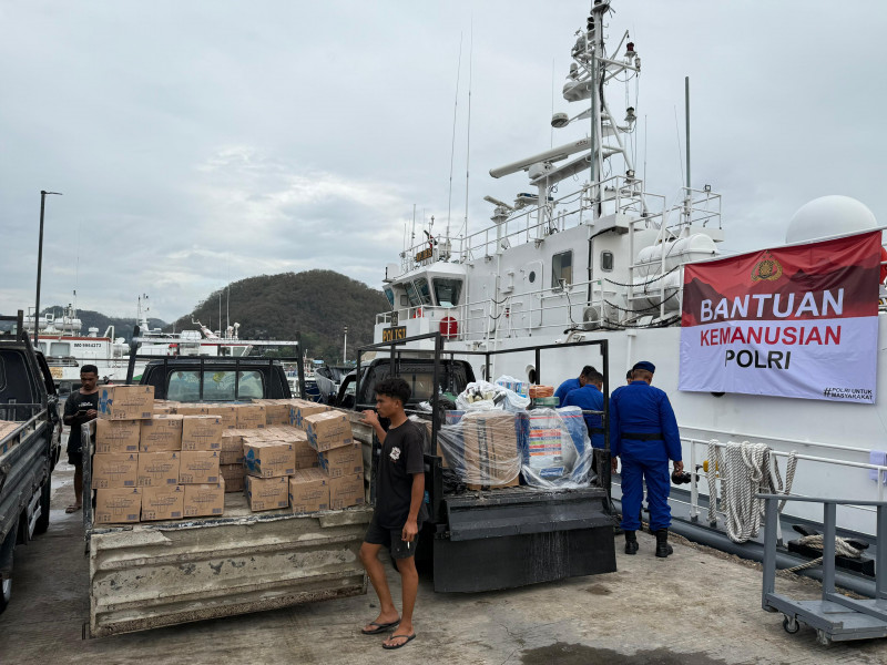 Polri Berangkatkan Bantuan Kemanusiaan ke NTT untuk Bantu Korban Banjir dan Longsor