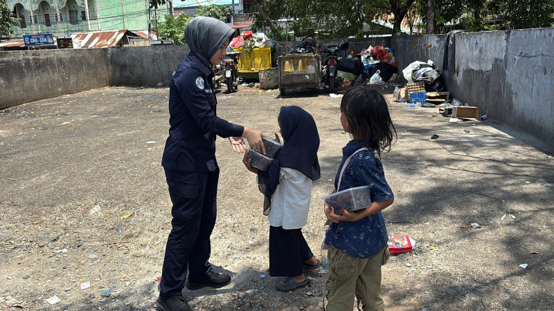 Bidhumas Polda Aceh Bagikan Ratusan Kilogram Kurma Bantuan Kapolda kepada Masyarakat