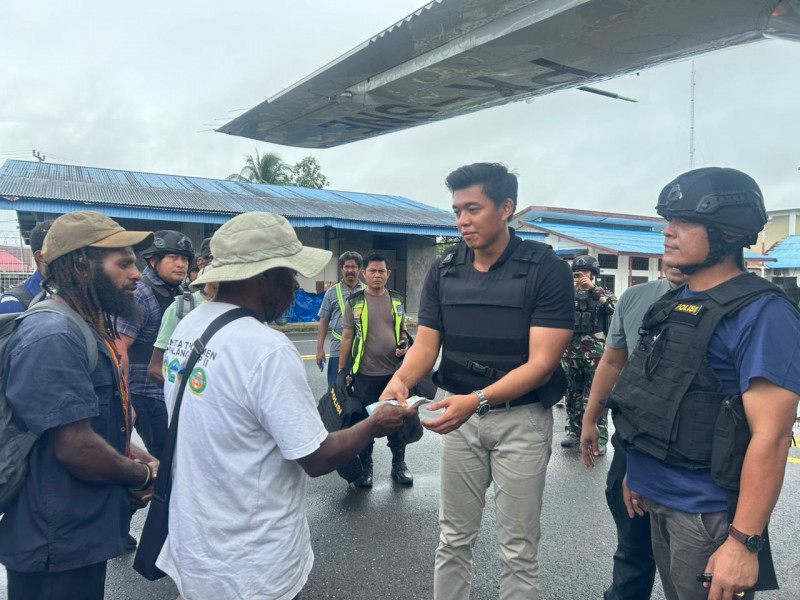 Korowai Memanggil Nurani: Solidaritas Warga Menguat di Tengah Penembakan Pilot, Empat Pelaku Diamankan dan Pengamanan Bandara Diperketat