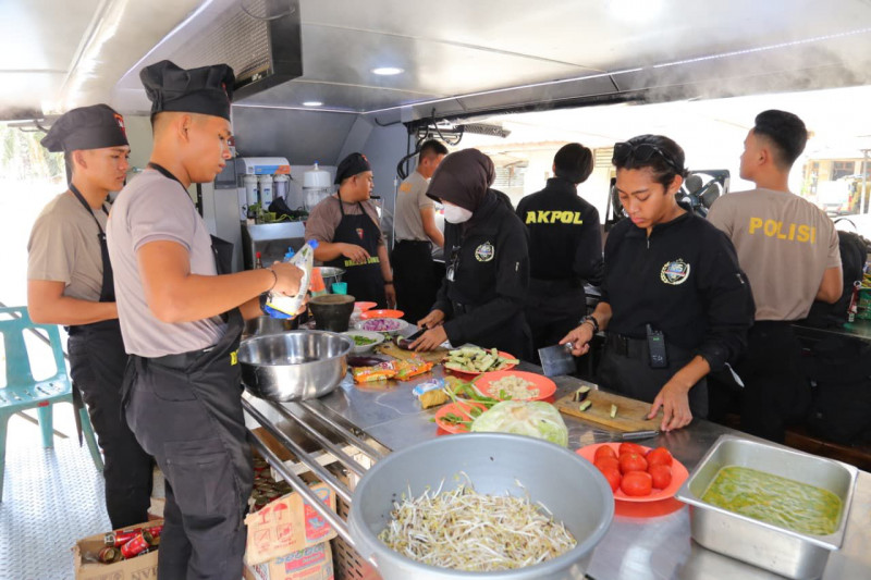 Taruna Akpol Peserta Latsitardanus XLVI Bantu Operasional Dapur Lapangan di POSCO Pengungsian Aceh Tamiang