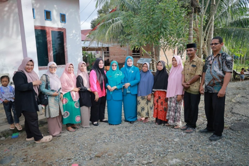 Ketua TP PKK Aceh Besar Antar Langsung Kursi Roda dan Sembako untuk Warga Lumpuh di Seulimeum