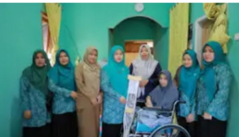 Ketua TP PKK Aceh Besar Serahkan Bantuan Tongkat untuk Disabilitas Fisik di Lhoknga