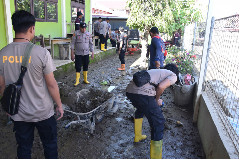 UPTD SMP Negeri 1 Samalanga Dibersihkan Polri Pasca Banjir