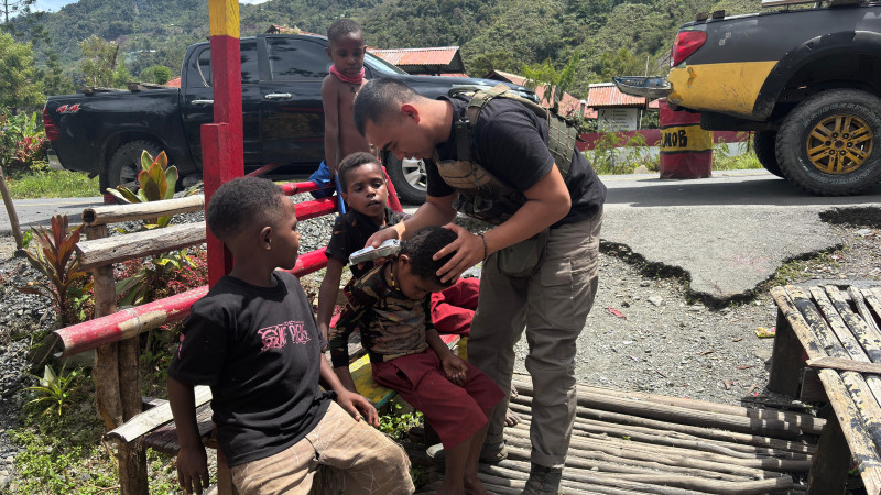 Satgas Tindak Operasi Damai Cartenz 2025 Berikan Layanan Cukur Rambut Gratis untuk Anak-anak di Distrik Mulia, Puncak Jaya