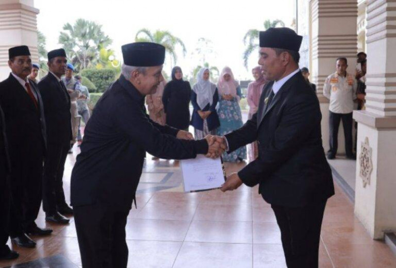 Bupati Aceh Besar Serahkan SK Plt Dirut PDAM Tirta Mountala kepada Yusmadi