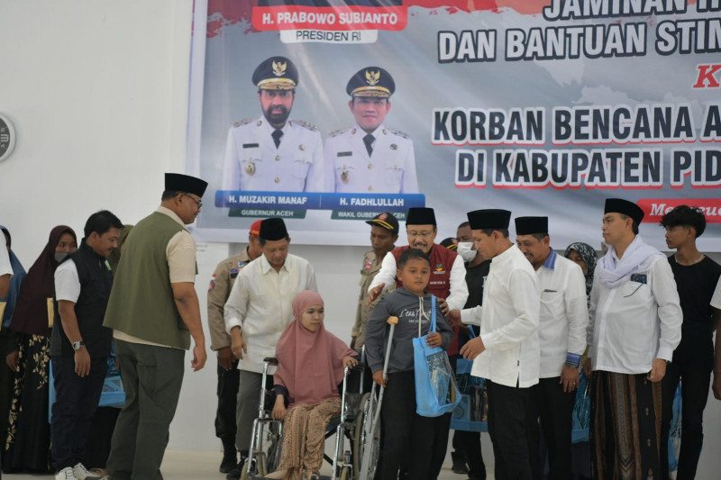 Wagub Aceh Fadhlullah Salurkan Bantuan Sosial Ratusan Miliar bagi Korban Bencana Pidie Jaya