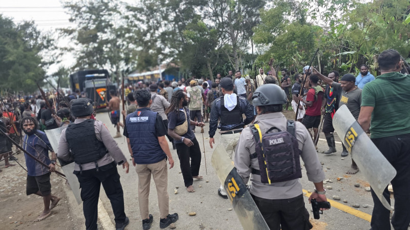 Cegah Bentrokan, Satgas Ops Damai Cartenz Bersama Polres Jayawijaya Berhasil Redam Keributan Dua Kelompok Jemaat Gereja