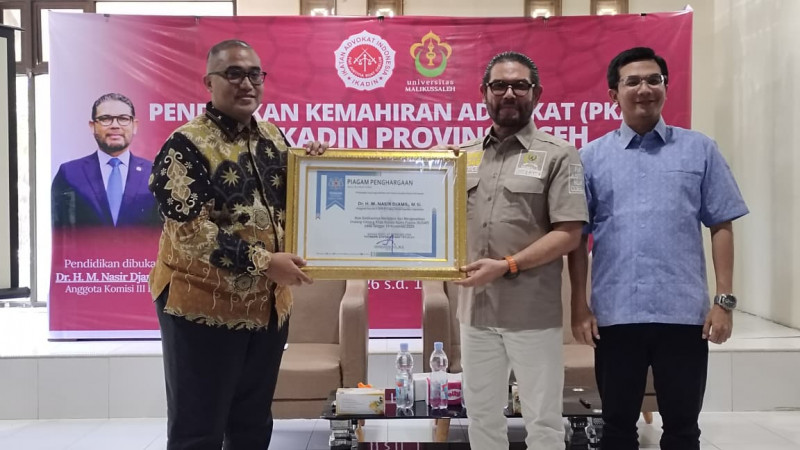 Komisi III terima Penghargaan dari IKADIN atas Peran Strategis Pengesahan KUHP dan KUHAP. ‎ ‎