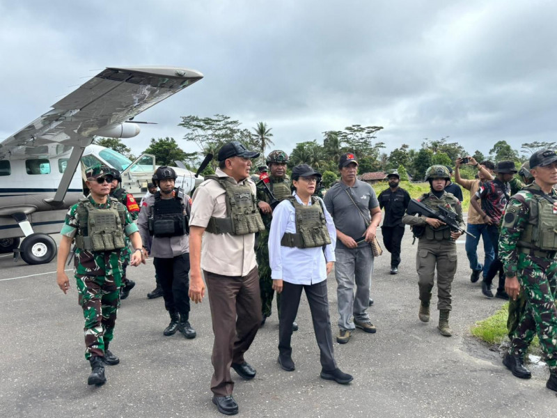 Dua Menteri Kabinet Kunjungi Nduga, Polwan Ops Damai Cartenz Dilibatkan dalam Pengamanan