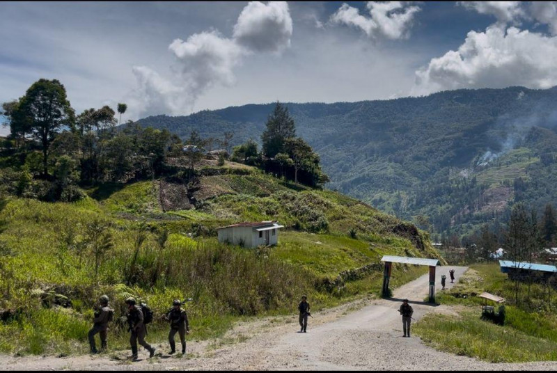 Satgas Damai Cartenz Gelar Patroli dan Pelayanan Kesehatan di Sinak