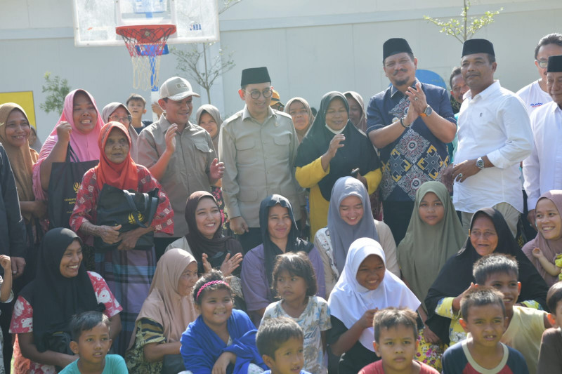 Wagub Aceh Dampingi Menteri Kebudayaan Serahkan Bantuan kepada Seniman dan Anak Yatim