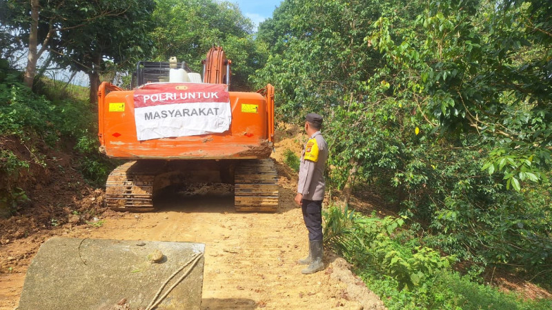 Beko Polri Dikerahkan Bersihkan Bahu Jalan di Dusun Bidari, Cegah Air Masuk Gorong-gorong