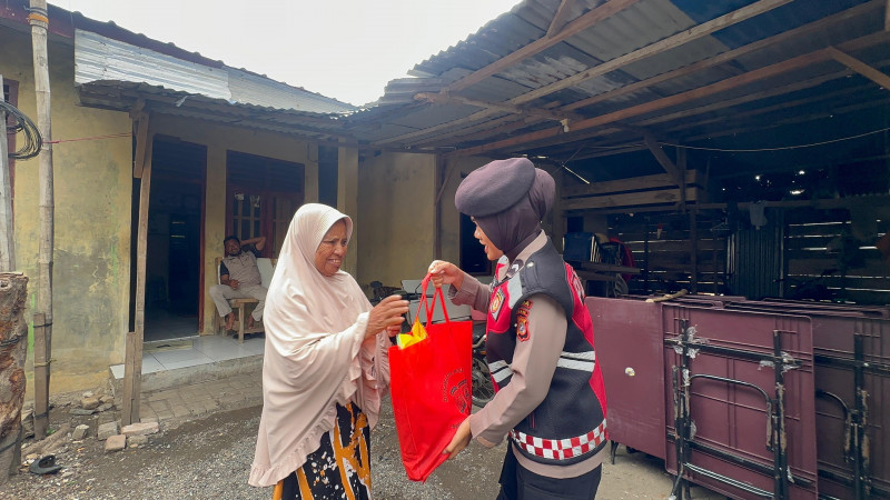 Ditsamapta Polda Aceh Bagi Sembako Untuk Warga Tidak Mampu dan Lansia