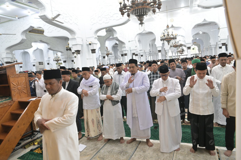 Wagub Aceh Salat Idul Adha di Masjid Raya Baiturrahman, Ribuan Jamaah Padati Pelataran
