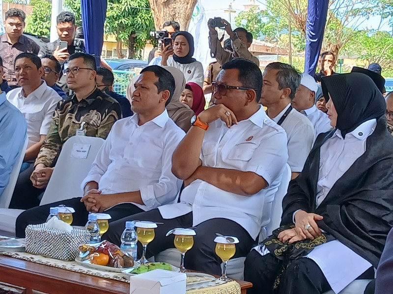 Menko Pangan Salurkan Bantuan Beras di Banda Aceh, Dorong Penguatan Ekonomi Melalui Koperasi Merah Putih