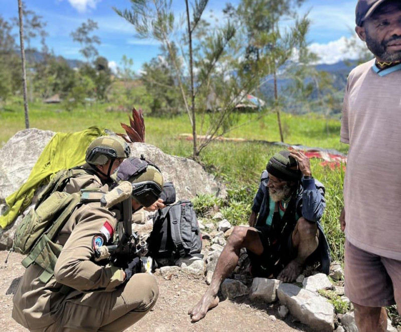 Lewat Patroli Jalan Kaki, Satgas Damai Cartenz Bangun Kedekatan dengan Warga Sinak