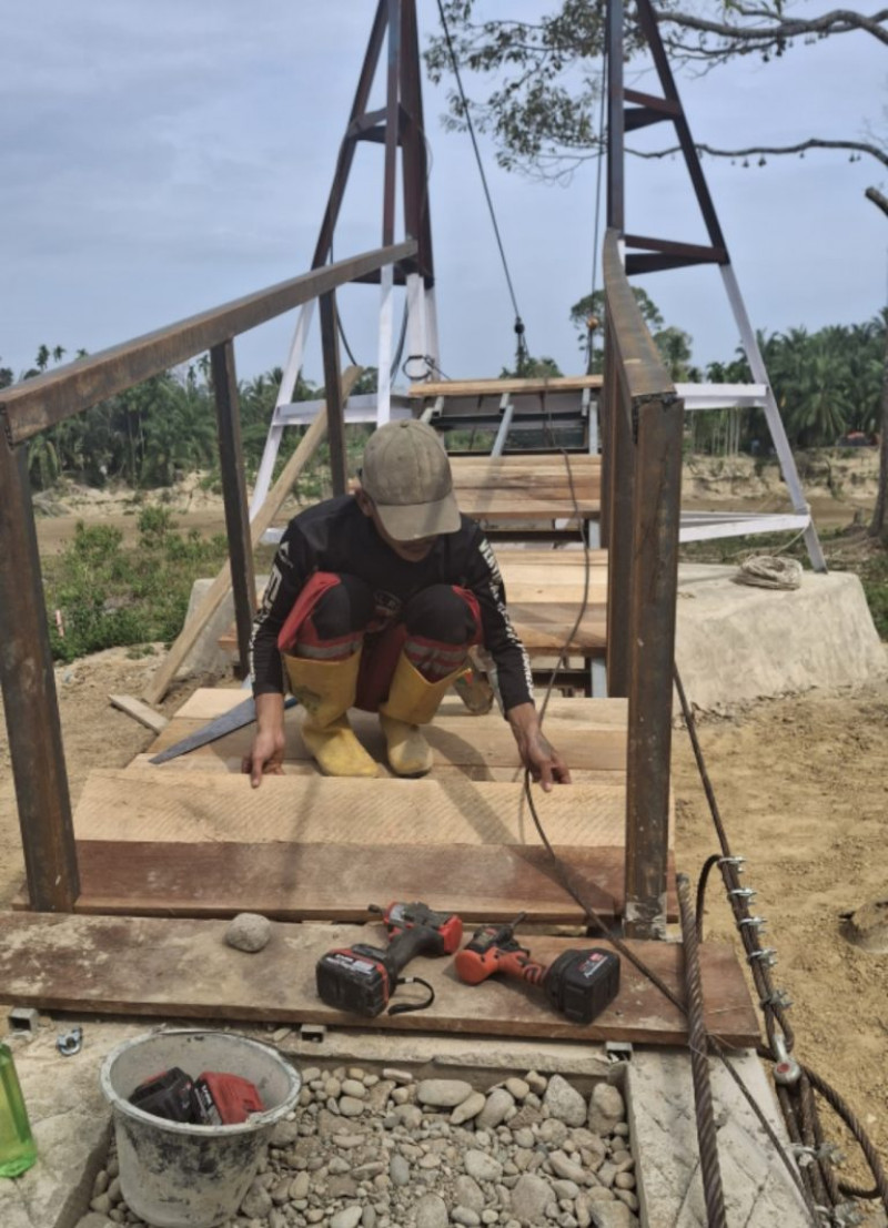 Progres 77,9 Persen, TNI Percepat Pembangunan Jembatan Gantung Perintis Garuda di Aceh Tamiang