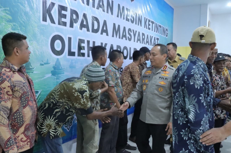Dorong Ekonomi Pesisir, Kapolda Riau Bantu Nelayan Meranti dengan 20 Mesin Ketinting
