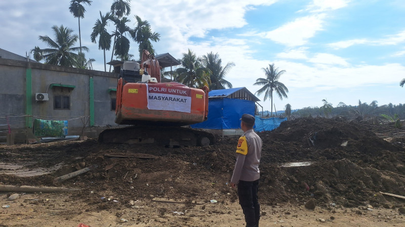 Langkahan Terus Dibebaskan dari Material Pasca Banjir, Beko Polri Bekerja Kontinu
