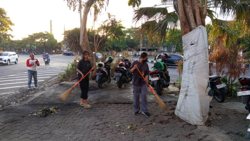 Ojol & Warga Kompak Bersihkan Pos Polisi yang Dibakar Massa di Surabaya