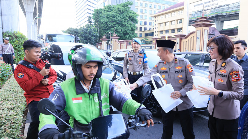 Polri dan Media Bersinergi Berbagi Takjil Serentak di Seluruh Indonesia