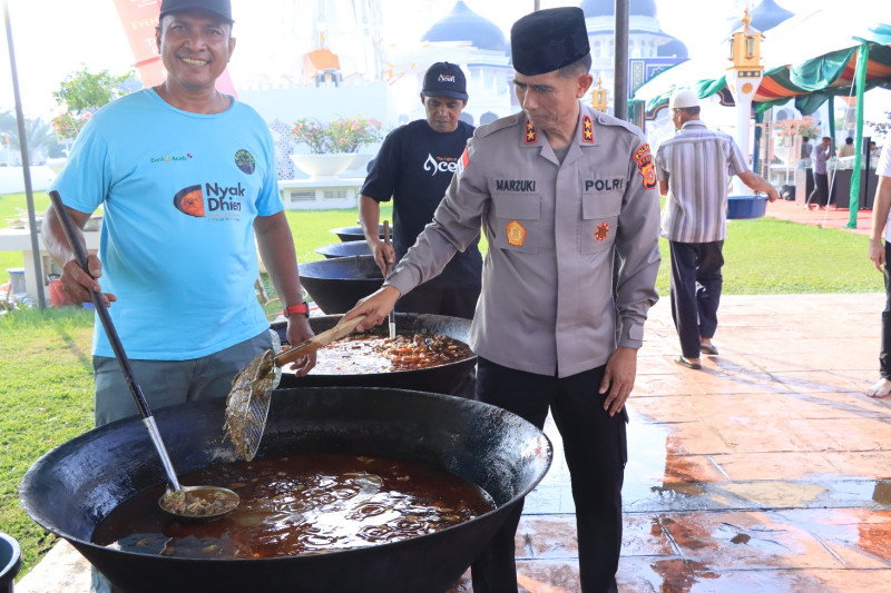 Kapolda Aceh Berbaur dengan Masyarakat di Area Masak Kuah Beulangong Jelang Khanduri Ramadhan