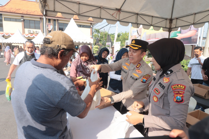 30 Ton Beras Ludes dalam 3 Jam, Pasar Murah Polres Bojonegoro Diserbu Warga