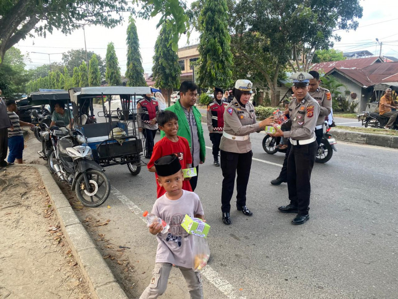 Polres Langsa Bersama Mahasiswa, Aliansi BEM Dan OKP Bagi Takjil Kepada Masyarakat Kurang Mampu