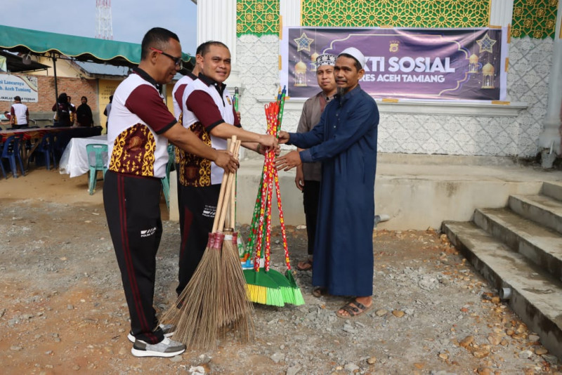 Polres Aceh Tamiang Bersihkan 13 Masjid dalam Bakti Sosial Ramadan