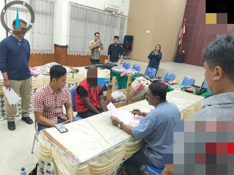 Satgas Ops Damai Cartenz serahkan tersangka Yuni Enumbi dan Barang Bukti Ratusan Amunisi ke Kejari Jayapura