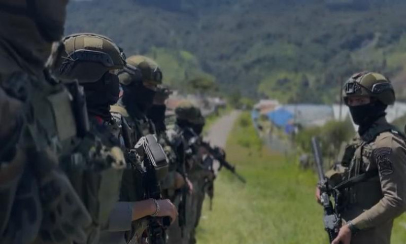 Patroli Jalan Kaki Satgas Ops Damai Cartenz 2026 di Sinak, Wujudkan Rasa Aman bagi Masyarakat Puncak