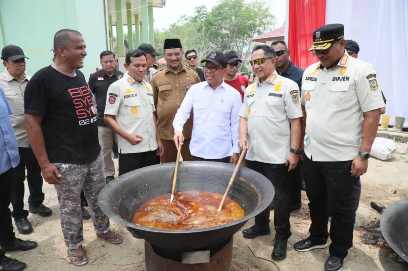 Wagub Aceh, Mendagri, dan Menko PMK Makan Bareng Praja IPDN di Aceh Tamiang