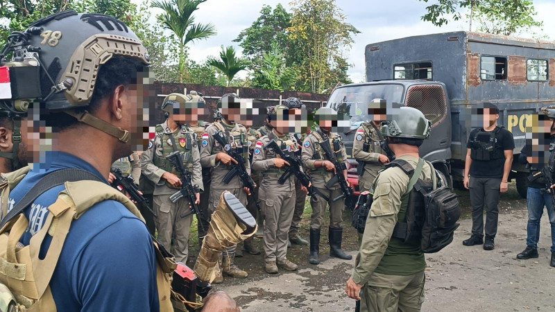 SATGAS KEPOLISIAN OPERASI DAMAI CARTENZ TINDAK PASUKAN BATALYON EDEN SAWI DI KPU LAMA DEKAI, EMPAT ORANG MENINGGAL DUNIA