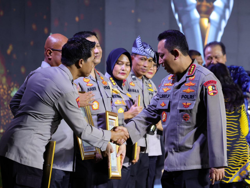 Aipda Rahmad Muhajirin Terima Hoegeng Awards 2025, Kapolri Tawarkan Kesempatan Sekolah untuk Kenaikan Pangkat