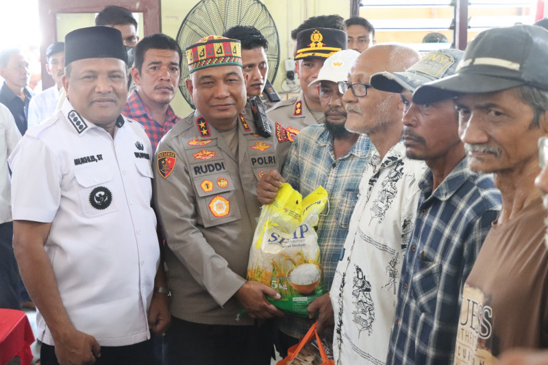 Kapolda Aceh Serahkan 1.000 Paket Sembako untuk Masyarakat Terdampak Bencana di Bireuen