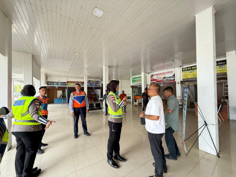 Satgas Preemtif Operasi Keselamatan Seulawah 2026 Edukasi Masyarakat Tertib Berlalu Lintas Melalui Pembagian Brosur