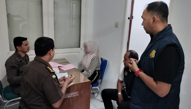 Penyidik Polda Aceh Serahkan Tersangka Kasus Promosi Judi Online ke JPU