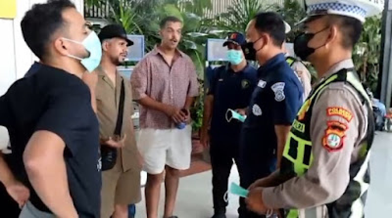 Polresta Bandara Soetta Bersama Stakeholder Berbagi Snack dan Minuman di Bandara Soetta