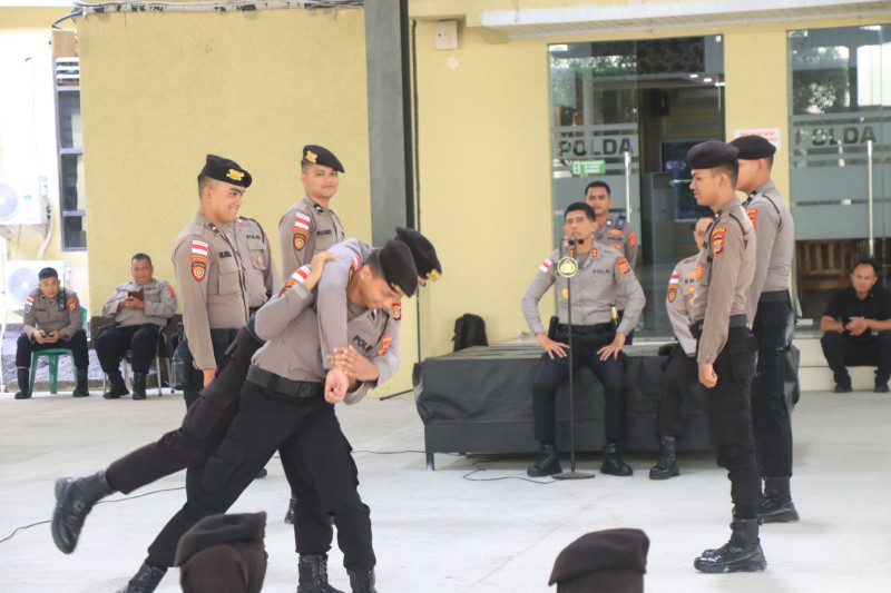 Kapolda Aceh Peragakan Ilmu Bela Diri kepada Ratusan Personel Ditsamapta