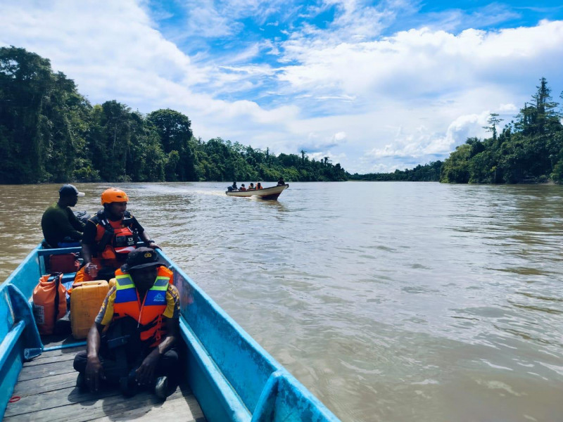PENCARIAN IPTU TOMI SAMUEL MARBUN DI SUNGAI RAWARA HINGGA KAMPUNG YAKORA TELUK BINTUNI. POLRI, TNI DAN BASARNAS LAKSANAKAN GIAT BERSAMA