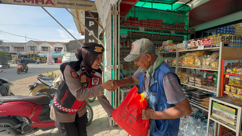 Ditsamapta Polda Aceh Berbagi Dengan Masyarakat Untuk Raih Berkah