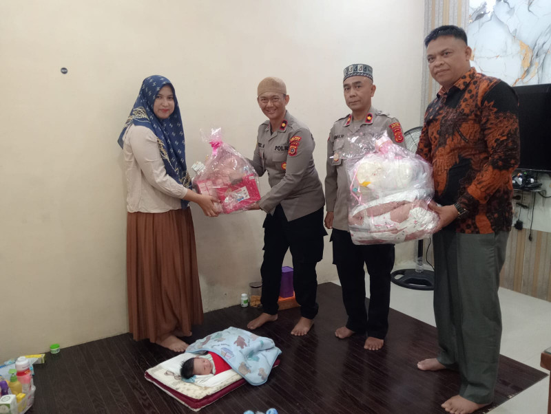 Bayi yang Ditemukan Warga di Masjid Leupe Lamno, Aceh Jaya, Mendapat Bantuan Dari Kapolda Aceh